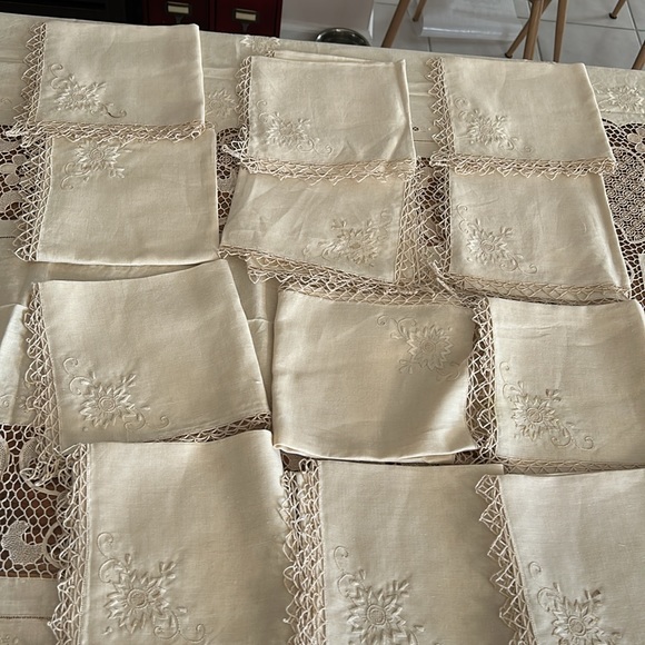 Vintage Tan Crochet and Cotton Rectangular Table Cloth with 12 napkins - Picture 12 of 17